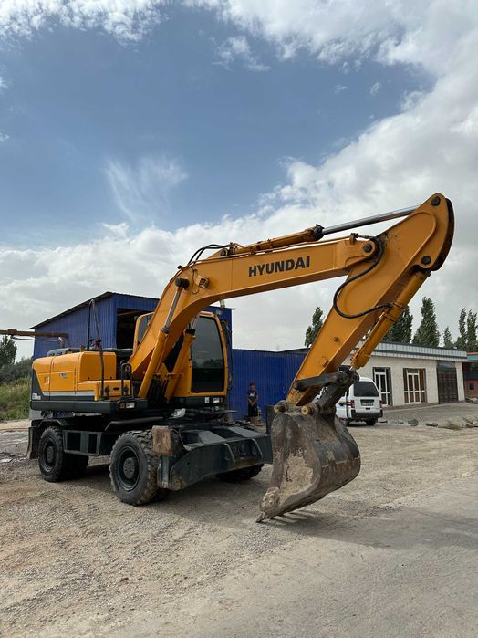 Экскаватор сотилади 59 000 y.e.