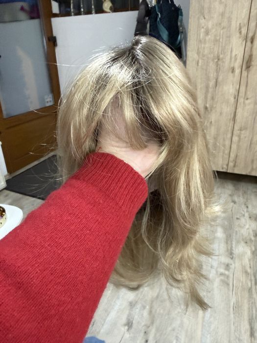 Peruca lungime medie,in stare f buna.