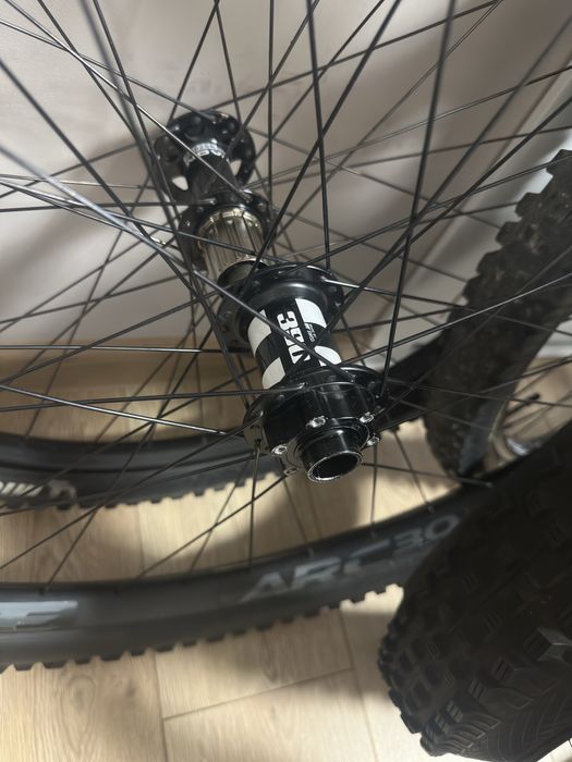 Капли и гуми Dt swiss; hope; race face; maxxis; E*13