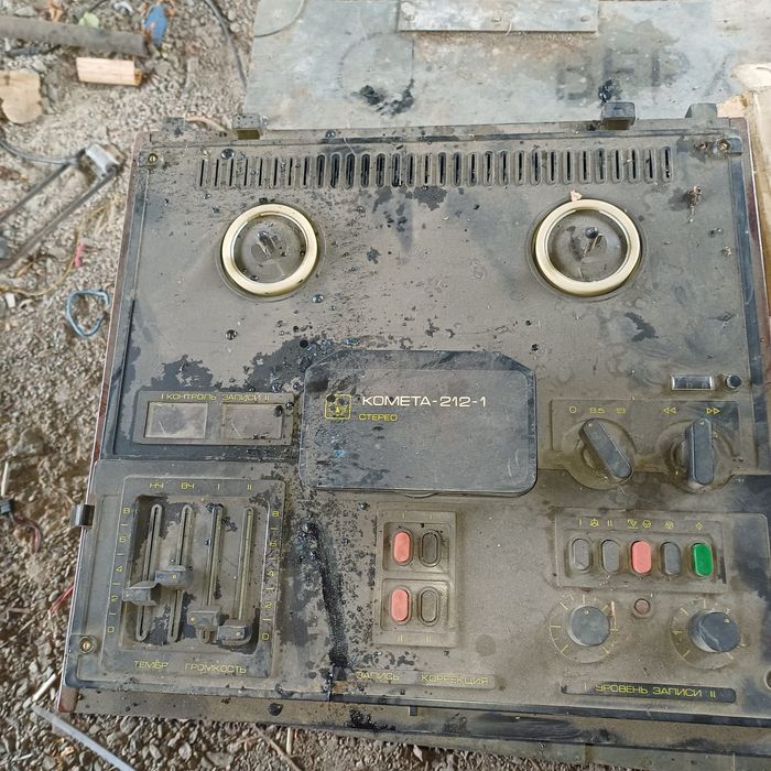 Продам часы янтарь и проигрыватели