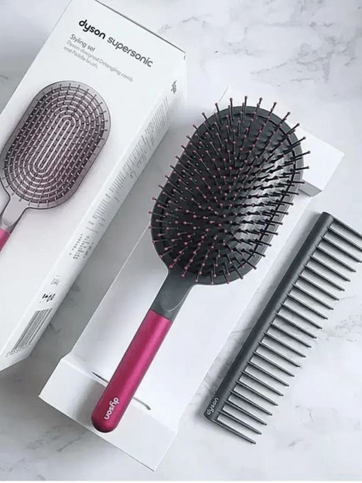 Расчёска  Dyson для подарк.