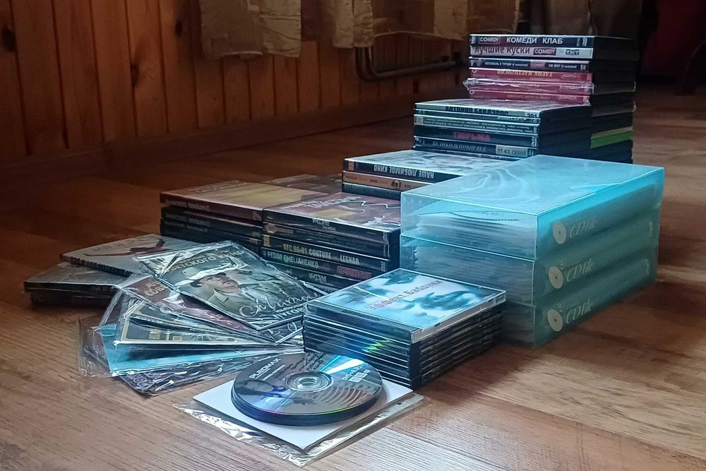 Распродажа дисков с фильмами и музыкой DVD и CD
