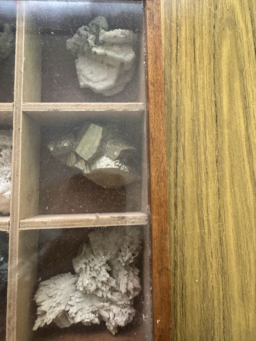 Колекционерска минерална колекция – кварц, калцит, пирит (витрина)