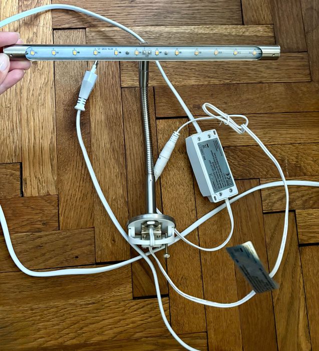 Lampǎ LED cu braț flexibil, destinată montării sub mobilier