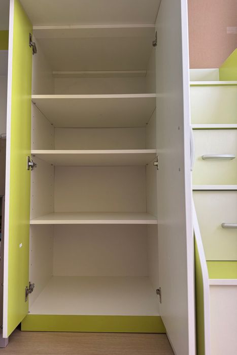 Детско легло, със стълби шкафчета и гардероб