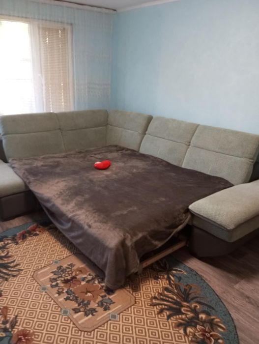 Зелен ъглов разтегателен диван