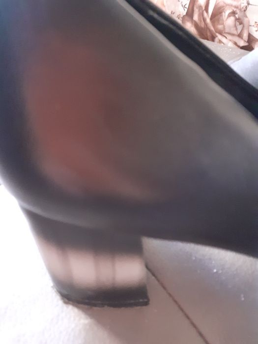 Черни затворени обувки