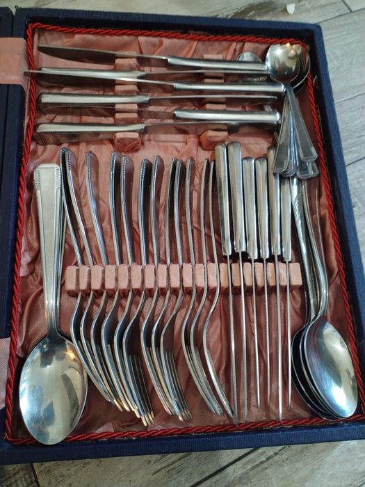 Vând set de tacâmuri inox