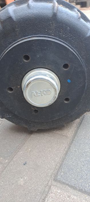 Axa remorca cu sistem de frânare