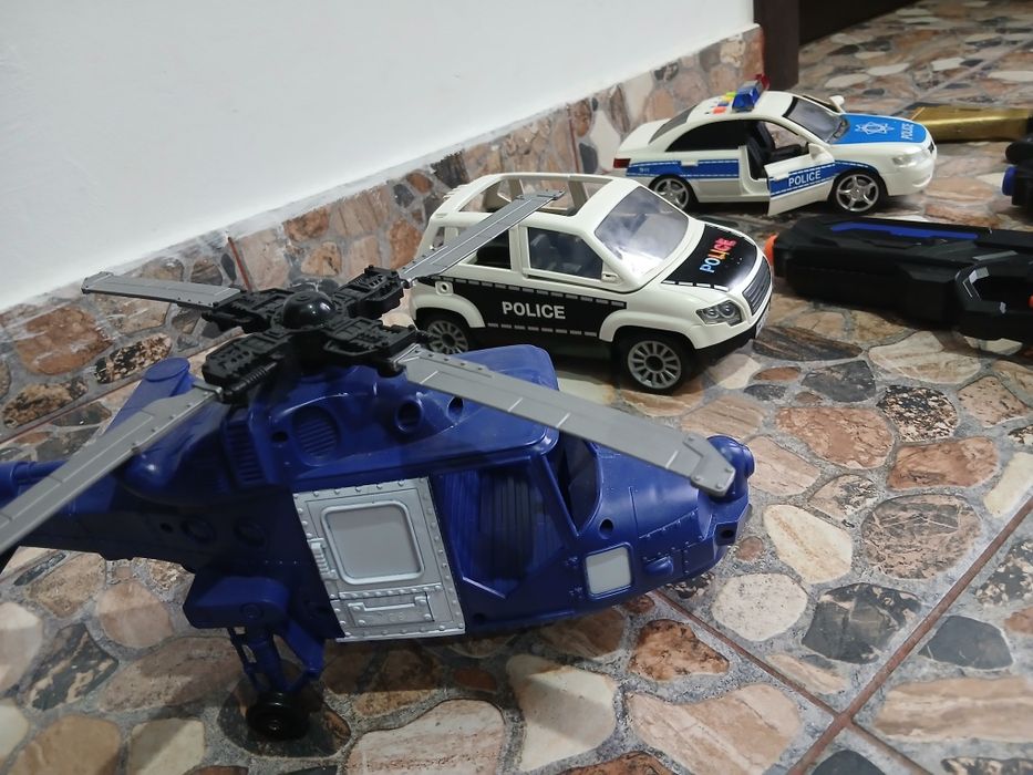 Jucarii Noriel masini Politie, elicopter SWAT, 2 pistoale si pusca
Pistolalele se pot incarca cu cartuse de burete care se pot cumpara separat de