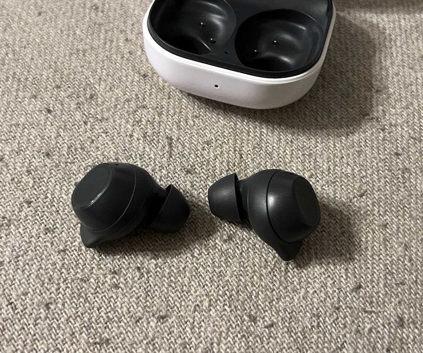 Samsung Galaxy Buds FE functioneaza doar casca stanga cu doking cutie