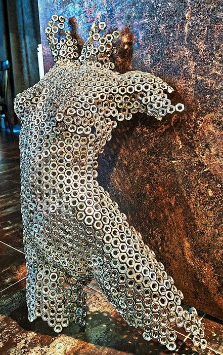 Скулптора бюст изработена от гайки от неръждавейка 2А