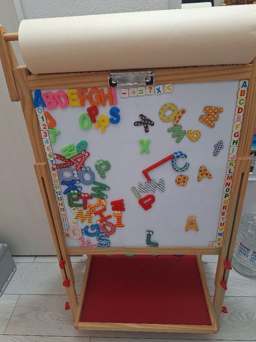 Tabla dublă (magnetică și pentru cretă) + magneți și rolă de desen