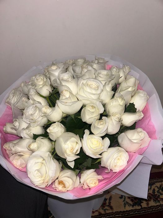 51 штук ақ роза гүлі