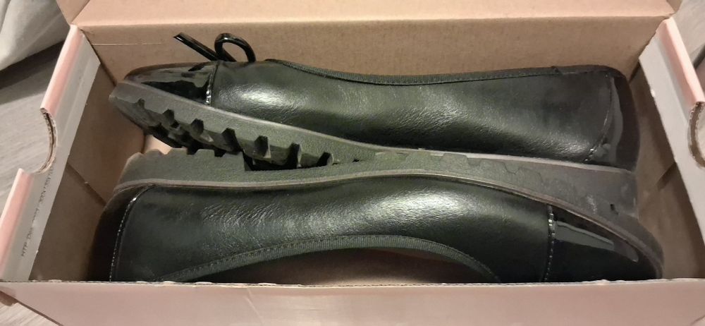 Vând balerini din piele mărimea 40