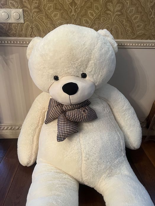 Большой плюшевый медведь