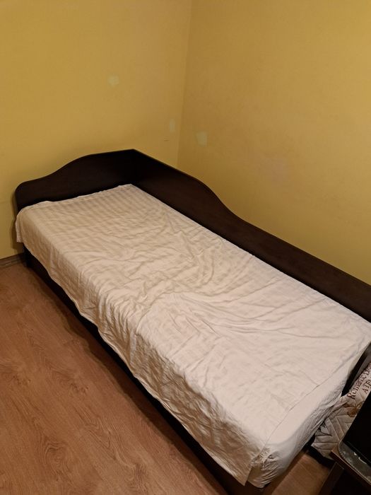 Продавам  две еднакви легла