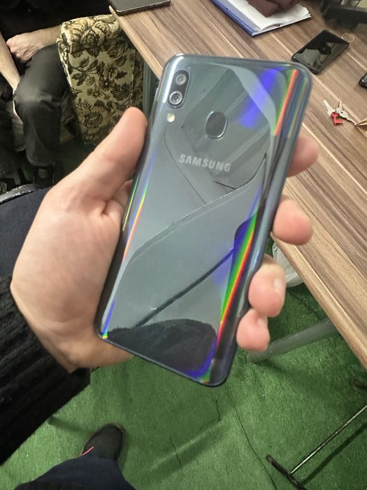Samsung a40 arata foarte bine
