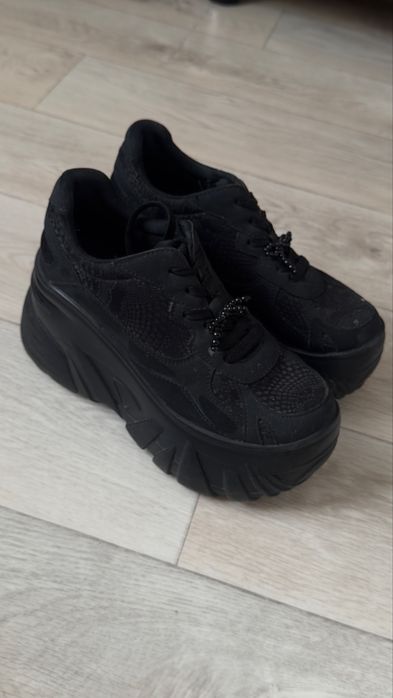 Чёрные кроссовки на платформе