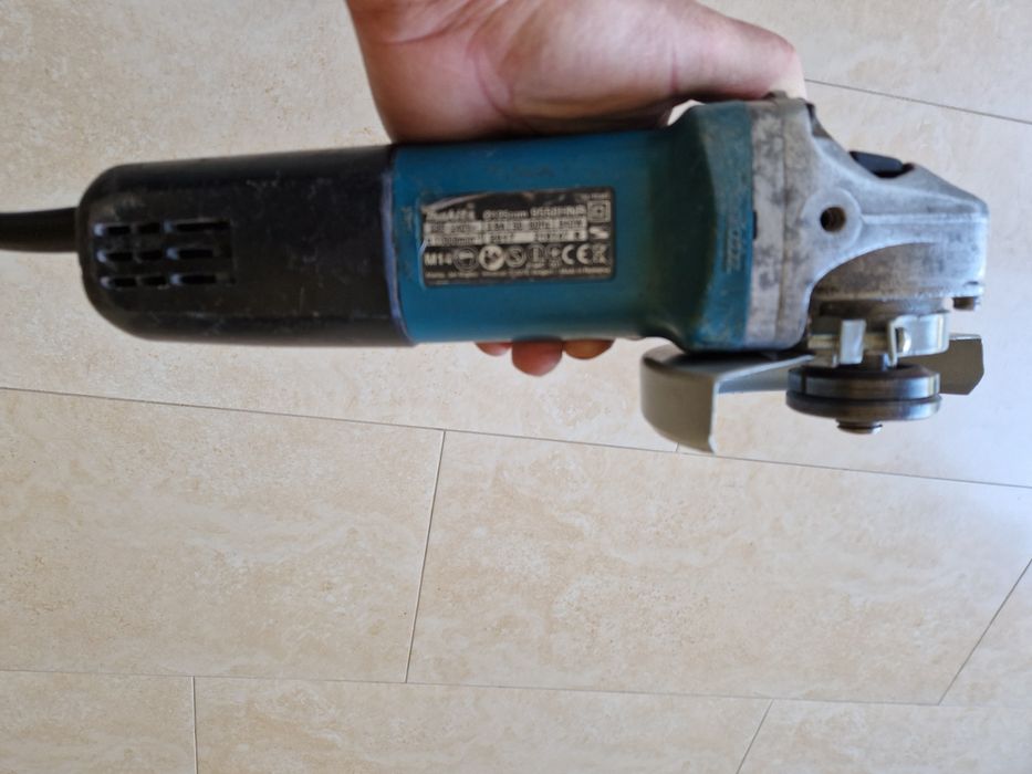 Makita 9558 HNR  - polizor unghiular