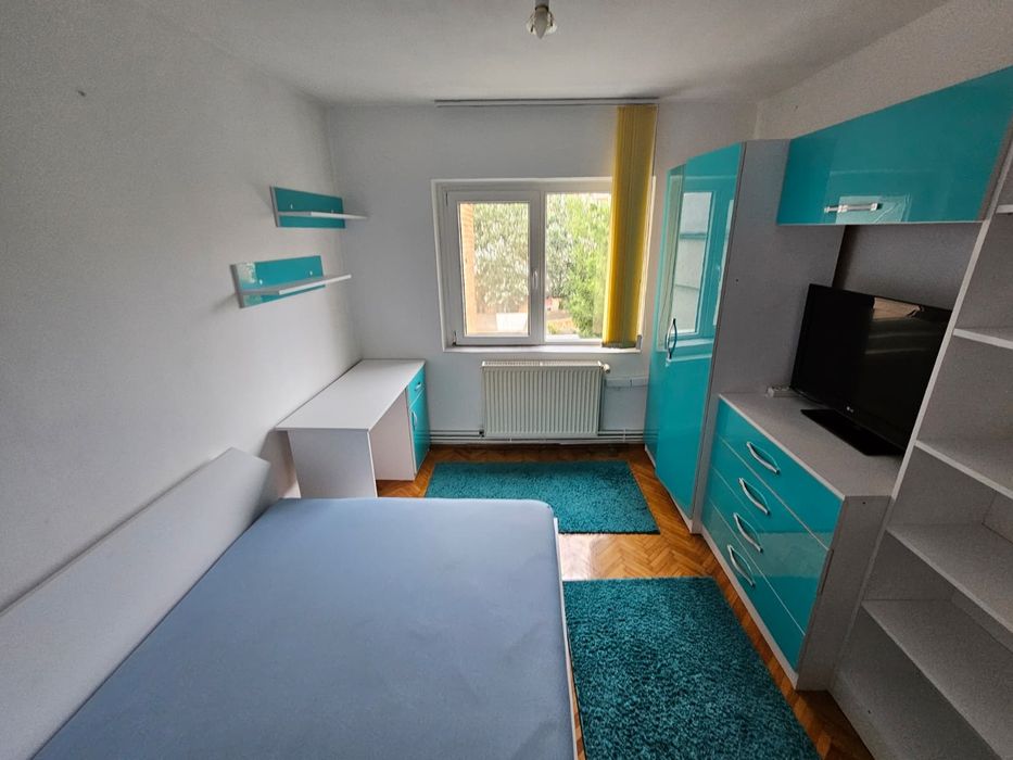 Inchiriez apartament 4 camere in zona polivalenta