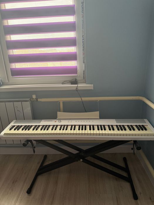 Синтезатор, с ножкой