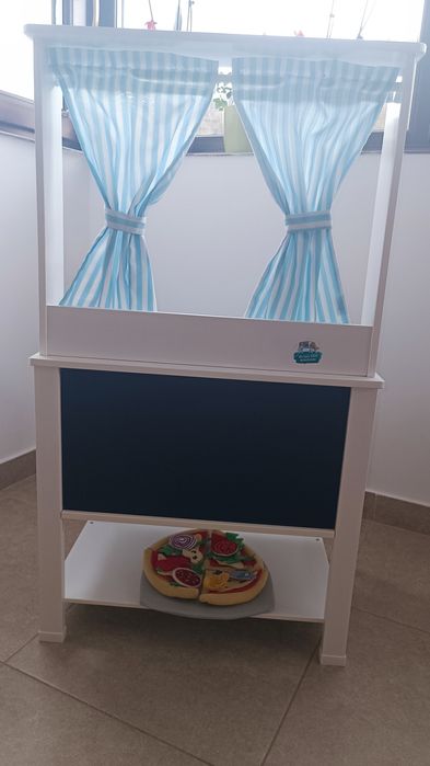 Bucătărie din lemn cu tăblița de scris/colorat cu creta; Jucarie copii 3-8 ani, foarte rezistenta, cu accesorii și costum de bucatar