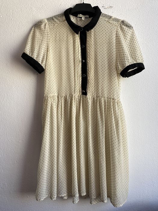 Rochie de vara transparentă cu buline negre are nevoie de jupa!