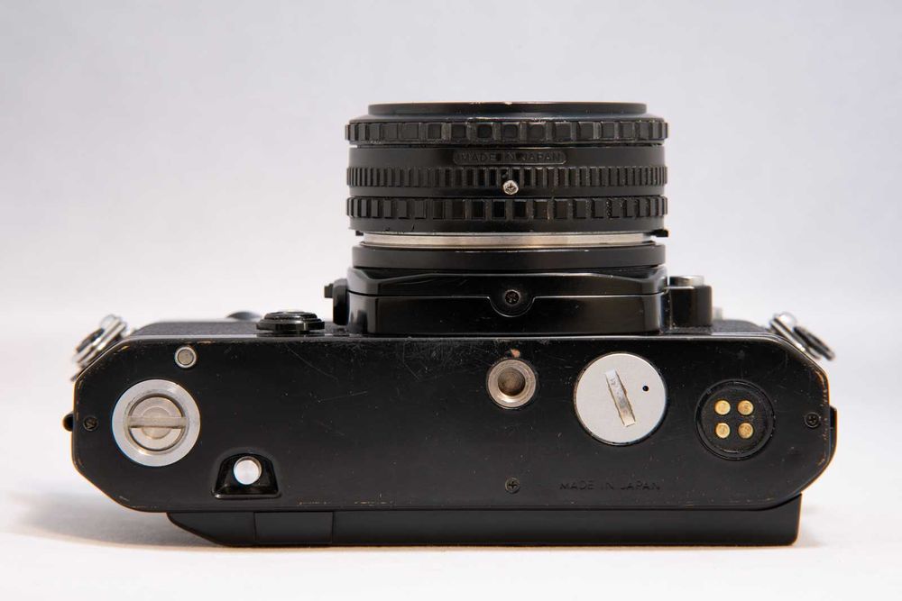 Kit aparat film Nikon FE cu obiectiv Nikon 50 1.8