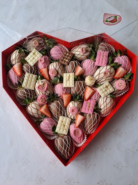 Клубника в шоколаде, торты, цветы