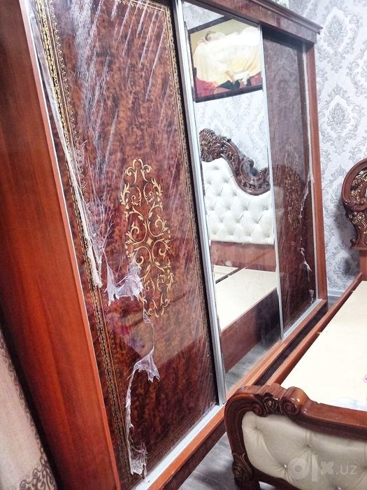 Spalniy mebel , 2 ta kichkina shkafchasi, oynali kiyim iladdigan javon