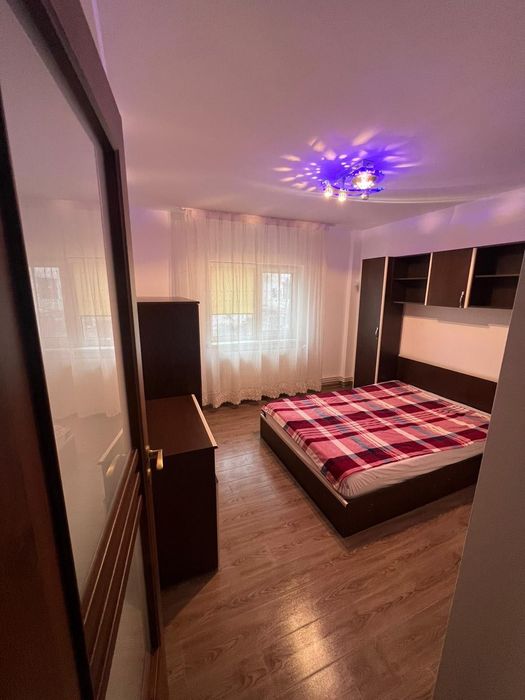 Închiriez apartament  2 camere,zona Buzaului, decomandat, etaj 1