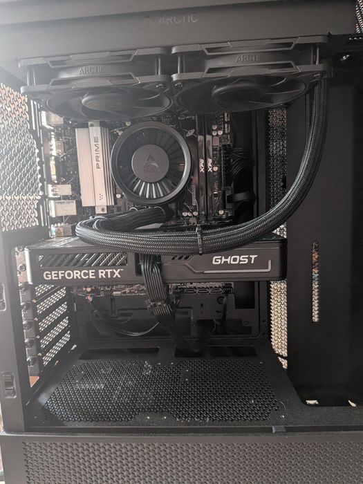 Vând PC Gaming RTX 5060 Ryzen 5 7600x