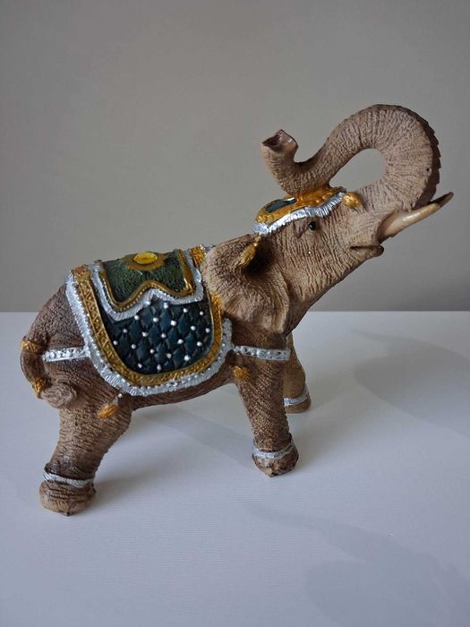 Сувенири: Комплект слончета, Комплект миден , Комплект магнити за хладилник.