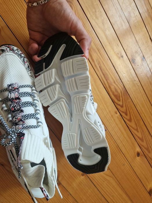 Продава нови обувки.