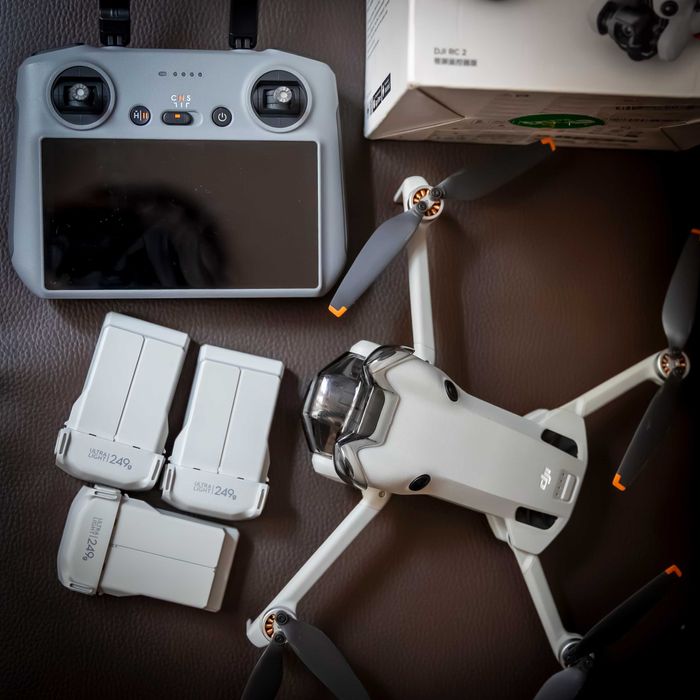 DJI Mini 4 Pro  (DJI RC 2) Stare impecabilă, 3 baterii, geantă