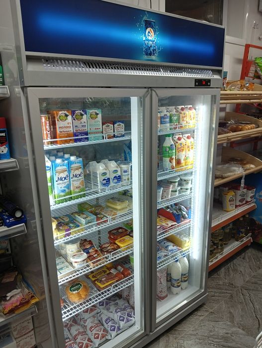 Продам холодильную витрину 1200л (холодильник)
