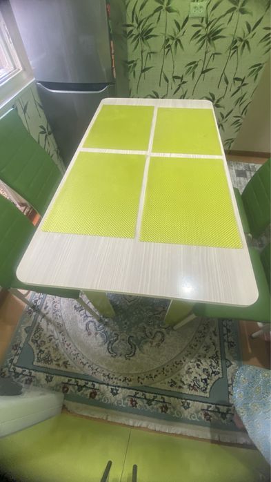 Стол со стульями