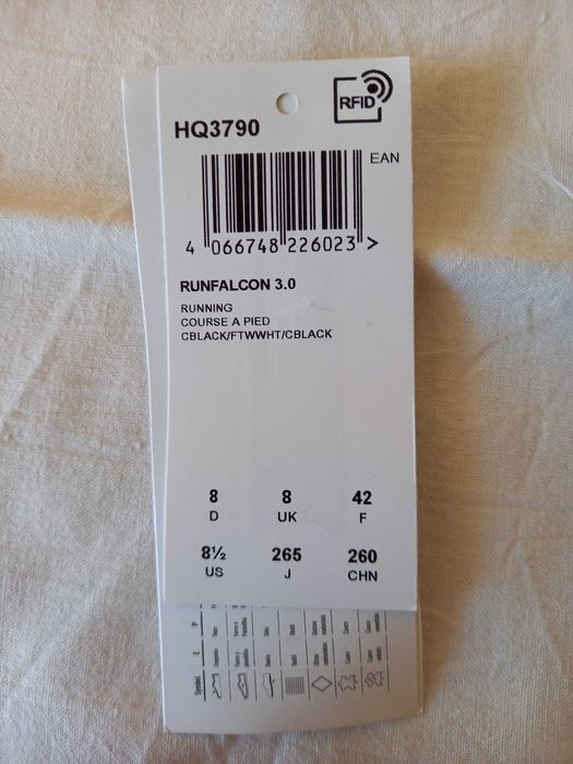 Маратонки Adidas, обувки на ток New Look