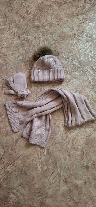 Продам набор шапка,перчатки, шарф