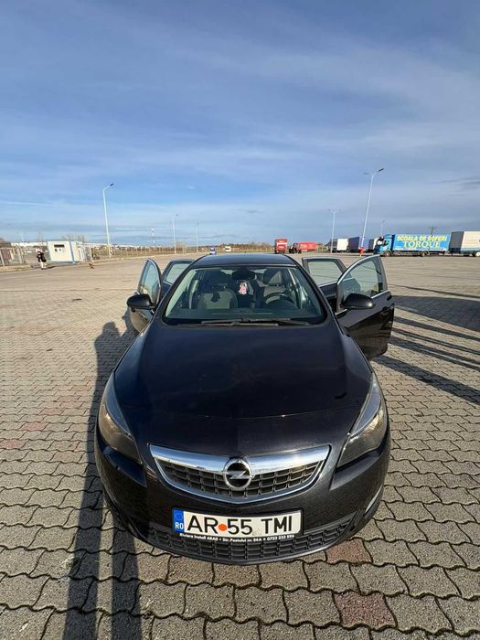 Se vinde OPEL ASTRA 2012