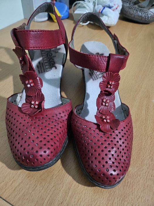 Vând sandale din piele