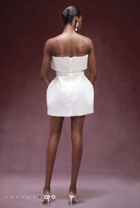 Къса бяла рокля