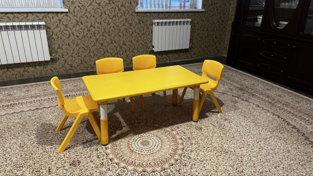 Продам стол и стулья детские
