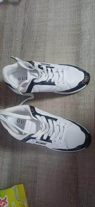 Vand adidași guess
