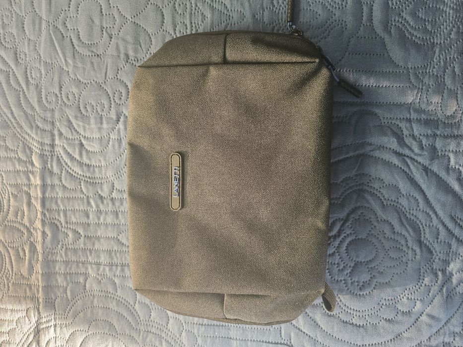 Мъжки чанти за рамо кожени и от плат.Чантата с надпис адидас е платнен