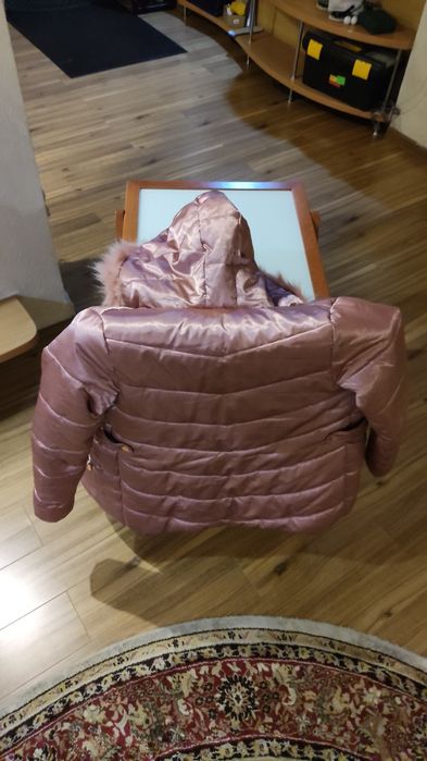 Зимнее пальто с капюшоном для девочки