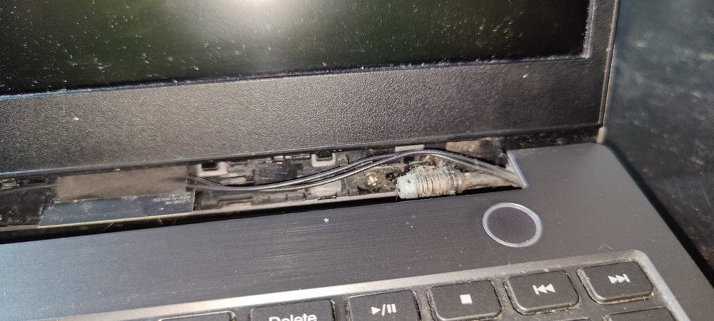 Reparare Balamale si Inlocuire Display Laptop Arad | Ecran spart