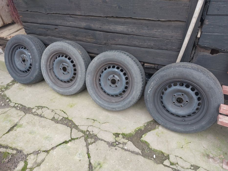 Vînd patru anvelope cu genți pe 15