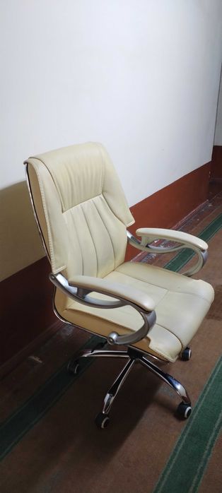 Офисный кресло молочный